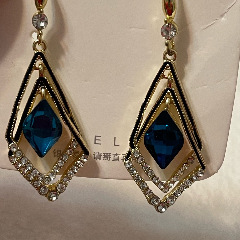 Beautiful NWOT pierced earrings. - Picture 3 of 6